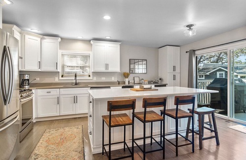 Fox Lake Casa | ¡NUEVO LISTADO! Recientemente renovado hermosa casa frente al lago 5bd / 3. 5ba