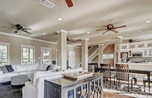 Volente Cabina | STUNNING Lakefront Cabin with HUGE outdoor patio