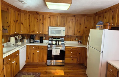 Moneta Casa | Stunning LAKEFRONT family retreat. HOT TUB,DOCK, PET FRIENDLY, COVERED BOAT SLIP