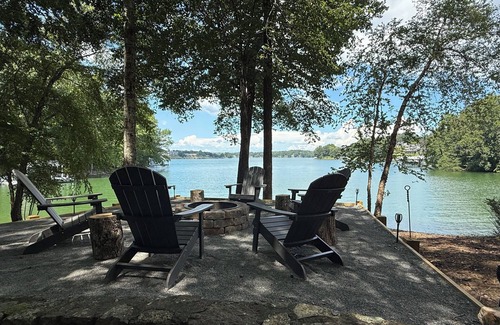 Moneta Casa | Stunning LAKEFRONT family retreat. HOT TUB,DOCK, PET FRIENDLY, COVERED BOAT SLIP