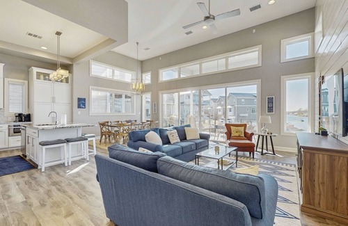 Kingsland Casa | Stunning lakefront home w/ pickleball, shared pool & sand volleyball