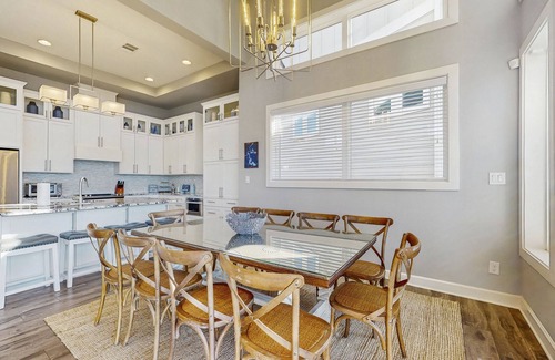 Kingsland Casa | Stunning lakefront home w/ pickleball, shared pool & sand volleyball