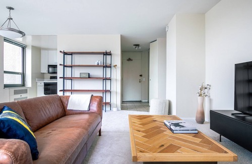 Lake View East Apartamento | Stunning Lakeview 1BR w/ Rooftop Pool, near Wrigley Field, by Blueground