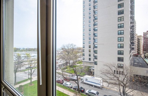 Lake View East Apartamento | Stunning Lakeview 1BR w/ Rooftop Pool, near Wrigley Field, by Blueground