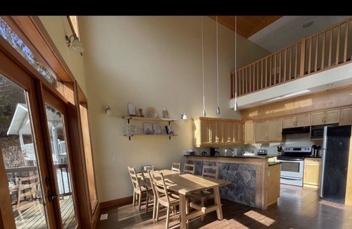 Celista Casa | Stunning lakeview home in the North Shuswap