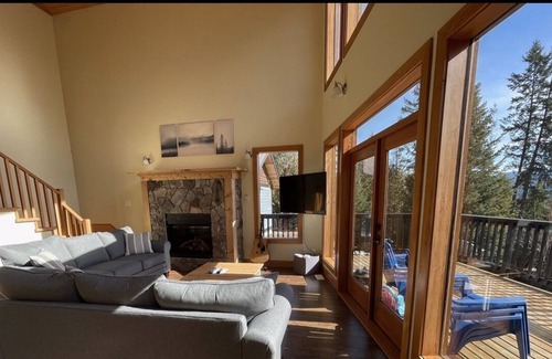 Celista Casa | Stunning lakeview home in the North Shuswap