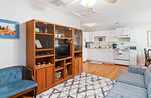 Historic District - North Cabaña | Impresionante Liberty Lane Carriage House.