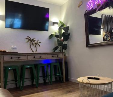 West Little Havana Apartamento | Stunning Little Havana Suites Close to airport, Calle Ocho, Brickell, Wynwood and the Beaches - Free Parking