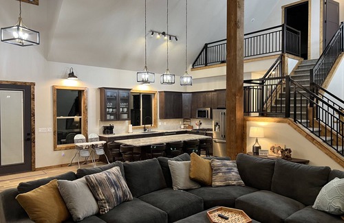 Duck Creek Village Cabina | Stunning Luxury Executive Style Cabin 7 BR 4.5 BA Hi Speed Wi-Fi