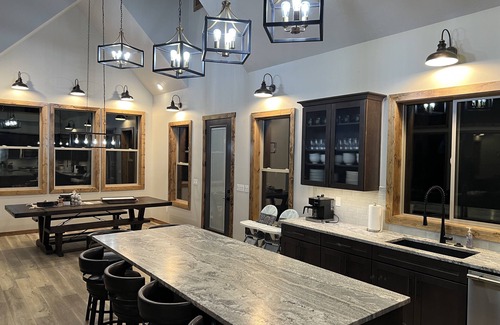 Duck Creek Village Cabina | Stunning Luxury Executive Style Cabin 7 BR 4.5 BA Hi Speed Wi-Fi