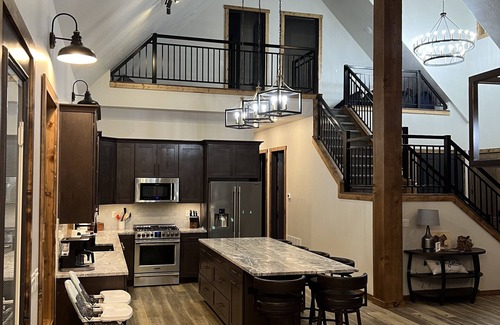Duck Creek Village Cabina | Stunning Luxury Executive Style Cabin 7 BR 4.5 BA Hi Speed Wi-Fi