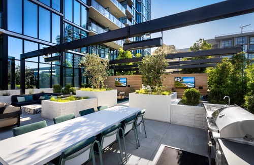 Downtown San Diego Apartamento | Stunning Luxury Corner Unit in Little Italy w/ Breathtaking Water Views