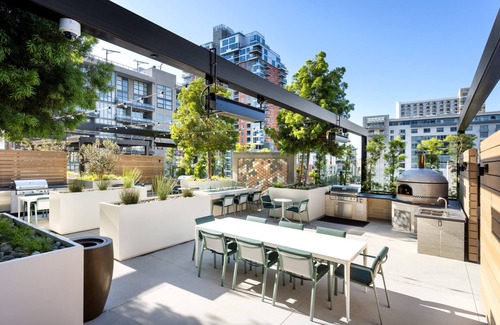 Downtown San Diego Apartamento | Stunning Luxury Corner Unit in Little Italy w/ Breathtaking Water Views