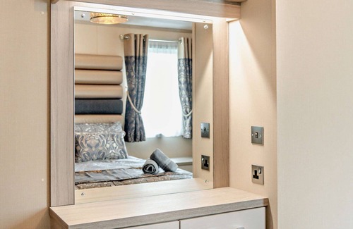 New Forest District Cabina | Stunning Luxury 2-Bed Lodge Near to New Forest and Milford on Sea Sleeps 6