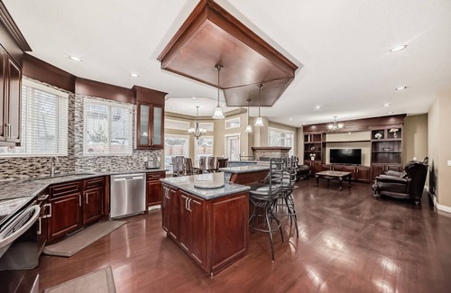 Symons Valley Casa | Stunning Luxury Home with Private Balcony & Double Garage