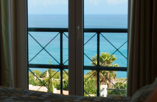 Praia da Luz Villa | Impresionante villa de lujo, piscina climatizada, aire acondicionado, vistas panorámicas al mar, WiFi, barbacoa, jardines