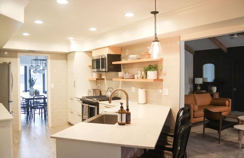 Greenacres Casa | Stunning Mid-Century 5-Bed Home with Pool/Hot Tub