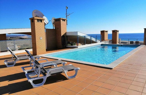 Meia Praia Apartamento | Impresionante apartamento moderno de 2 dormitorios con vistas al mar y piscina comunitaria en la azotea