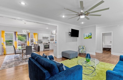 Forest Hills Casa | Stunning Modern 4 Bedroom House Center of Wilmington-NO cleaning fee!