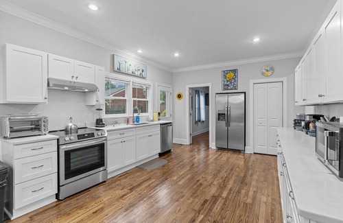 Forest Hills Casa | Stunning Modern 4 Bedroom House Center of Wilmington-NO cleaning fee!