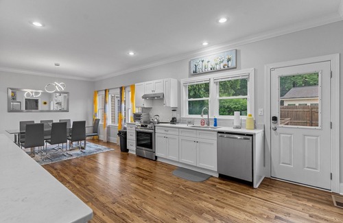 Forest Hills Casa | Stunning Modern 4 Bedroom House Center of Wilmington-NO cleaning fee!