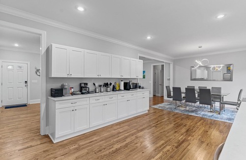 Forest Hills Casa | Stunning Modern 4 Bedroom House Center of Wilmington-NO cleaning fee!