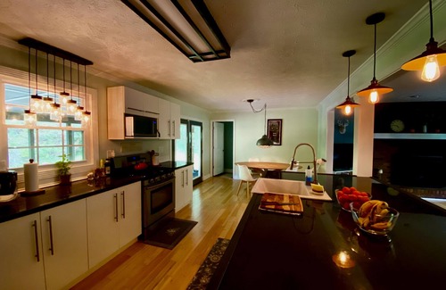 Senoia Casa | Stunning, modern and very private three bedroom. Close to Studios and Atlanta.
