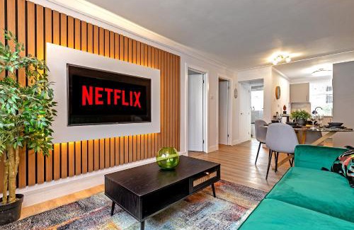 Tea Green Apartamento | STUNNING MODERN Apartment Near AIRPORT & CENTRE, FREE PARKING, AMAZING LED MEDIA WALL & LUXURY MASTER BEDROOM