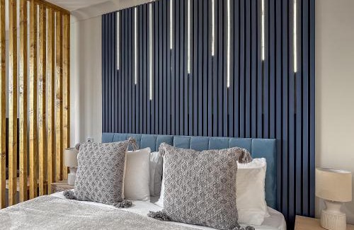 Tea Green Apartamento | STUNNING MODERN Apartment Near AIRPORT & CENTRE, FREE PARKING, AMAZING LED MEDIA WALL & LUXURY MASTER BEDROOM