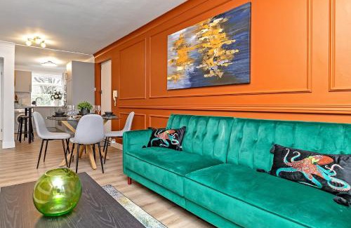 Tea Green Apartamento | STUNNING MODERN Apartment Near AIRPORT & CENTRE, FREE PARKING, AMAZING LED MEDIA WALL & LUXURY MASTER BEDROOM
