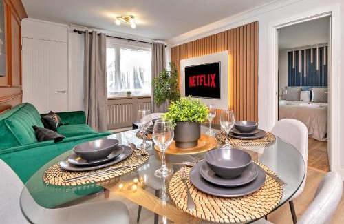Tea Green Apartamento | STUNNING MODERN Apartment Near AIRPORT & CENTRE, FREE PARKING, AMAZING LED MEDIA WALL & LUXURY MASTER BEDROOM