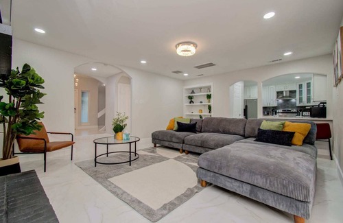 Houston Casa | Stunning Modern Dream Home, 5-BD, Sleeps 14