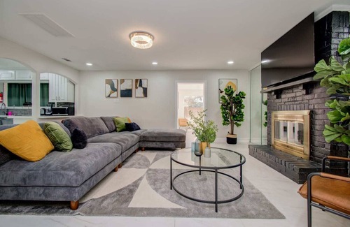 Houston Casa | Stunning Modern Dream Home, 5-BD, Sleeps 14