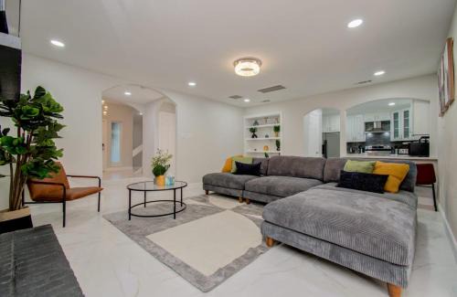Houston Casa | Stunning Modern Dream Home 5-BD Sleeps 14