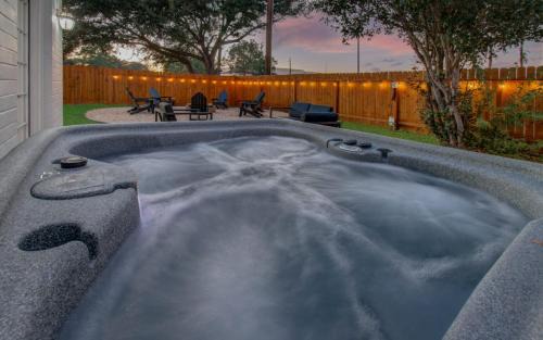 Houston Casa | Stunning Modern Dream Home 5-BD Sleeps 14
