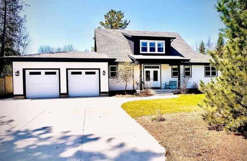 Southampton Casa | Stunning Modern Family Comfort Cottage Steps Away from Beach