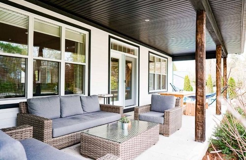 Southampton Casa | Stunning Modern Family Comfort Cottage Steps Away from Beach