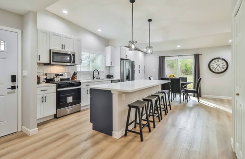North Hills West Casa | Stunning Modern Home in the Heart of North Hills – 15907 Tuba St, CA 91343