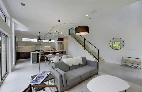 Tarrytown Casa | Stunning Modern Home w Pool and Hot Tub in DT