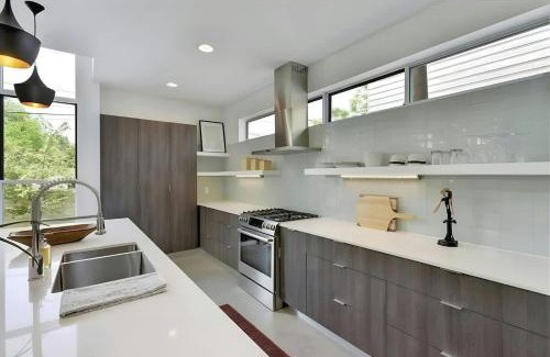 Tarrytown Casa | Stunning Modern Home w Pool and Hot Tub in DT