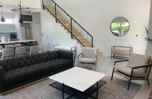 Tarrytown Casa | Stunning Modern Home w Pool and Hot Tub in DT