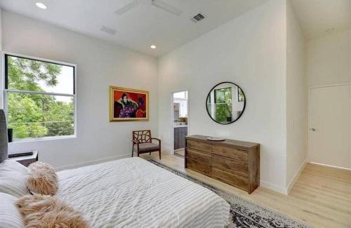 Tarrytown Casa | Stunning Modern Home w Pool and Hot Tub in DT