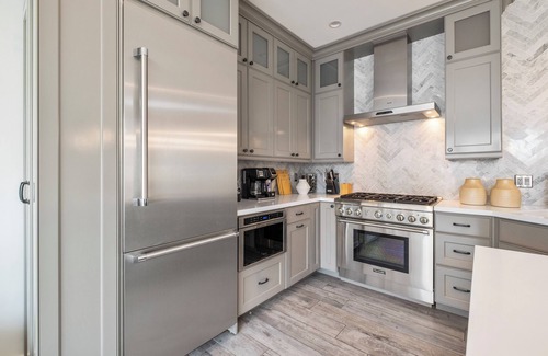 Seal Beach Casa | Stunning modern house | Minutes away from the beautiful coastline of California!