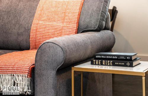 Jasper Place Casa | Stunning Modern Suite - King Bed - Free Parking & Netflix - Fast Wi-Fi - Long Stays Welcome