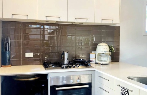 Ashgrove Casa | Stunning, Modern Two Level Townhome! Inner Cityclose to Everything!