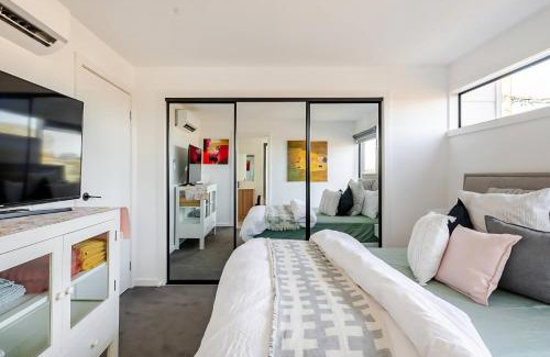 Footscray Casa | Stunning, modern, two-story detached townhouse