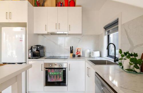 Footscray Casa | Stunning, modern, two-story detached townhouse