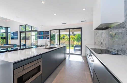 Poinsettia Heights Casa | Impresionante lujo moderno en Fort Lauderdale, piscina climatizada y spa, cerca de la playa