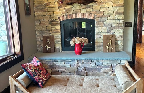 Pleasant Valley Cabina | Stunning Modern Artistically Crafted Lodge. 50 pristine acres with 9ac pond/pool