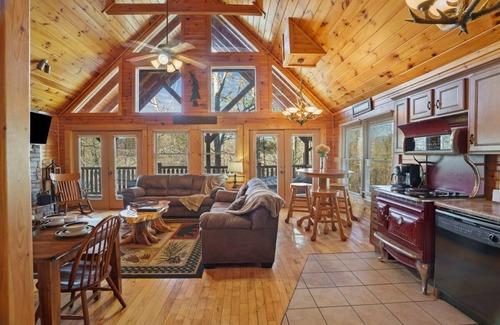 Hemlock Hills Apartamento | Stunning Mountain Cabin w Hot tub